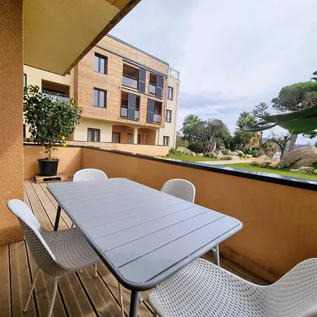 U Paradisu En Front De A Apartment