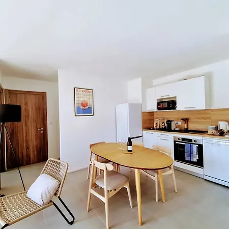 U Paradisu En Front De A Apartment